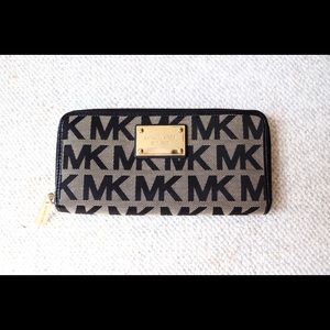 Michael Kors Zip Around Wallet